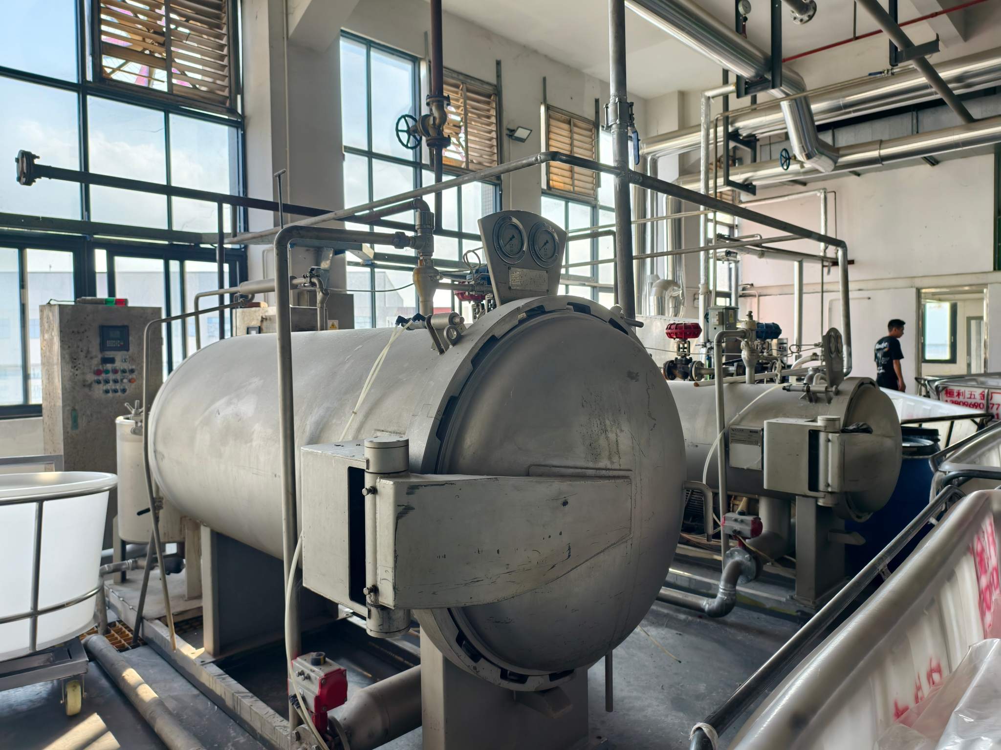 Industrial silk fabric dyeing equipment for controlled scarf color development