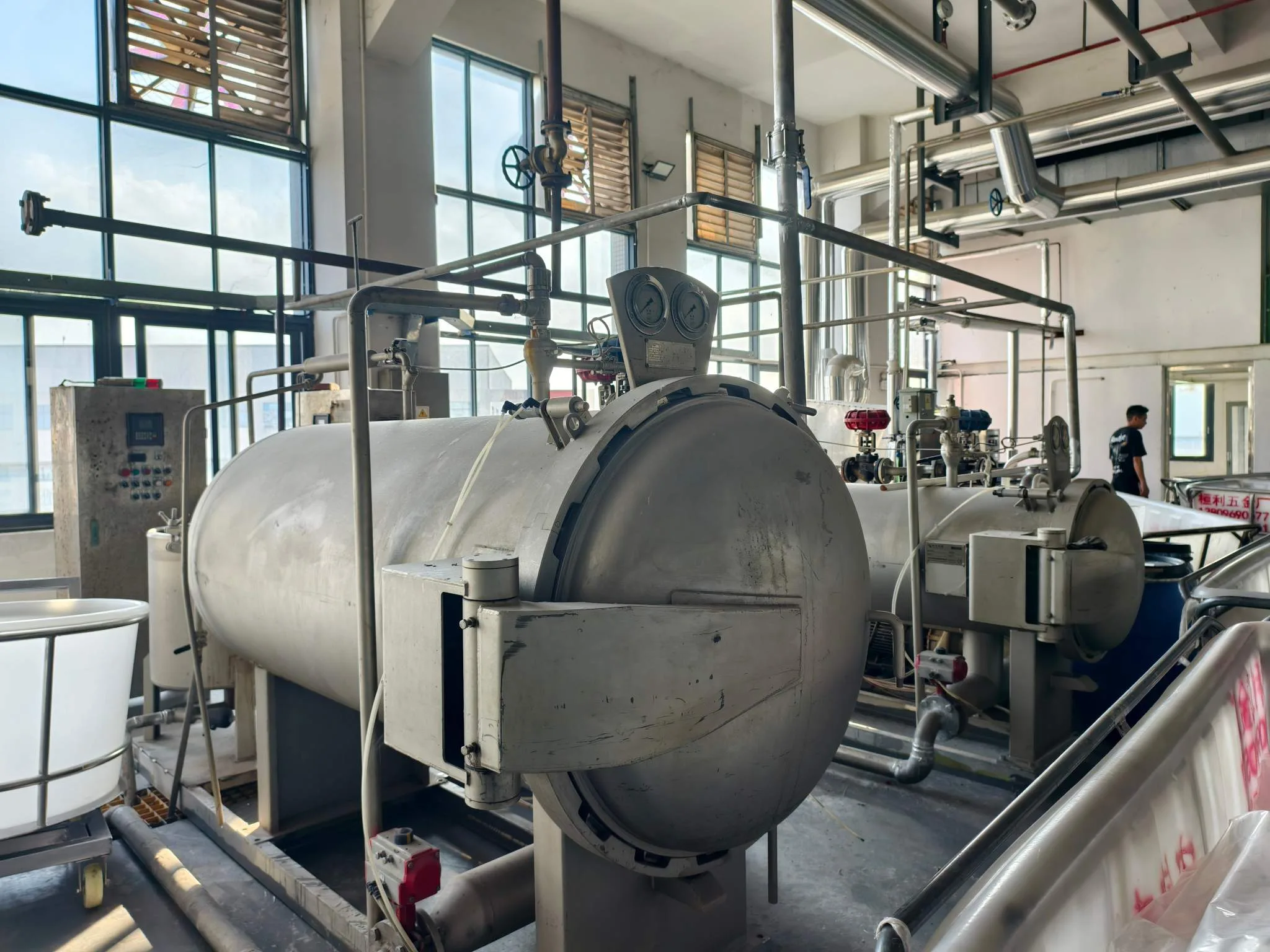 Industrial silk fabric dyeing equipment for controlled scarf color development